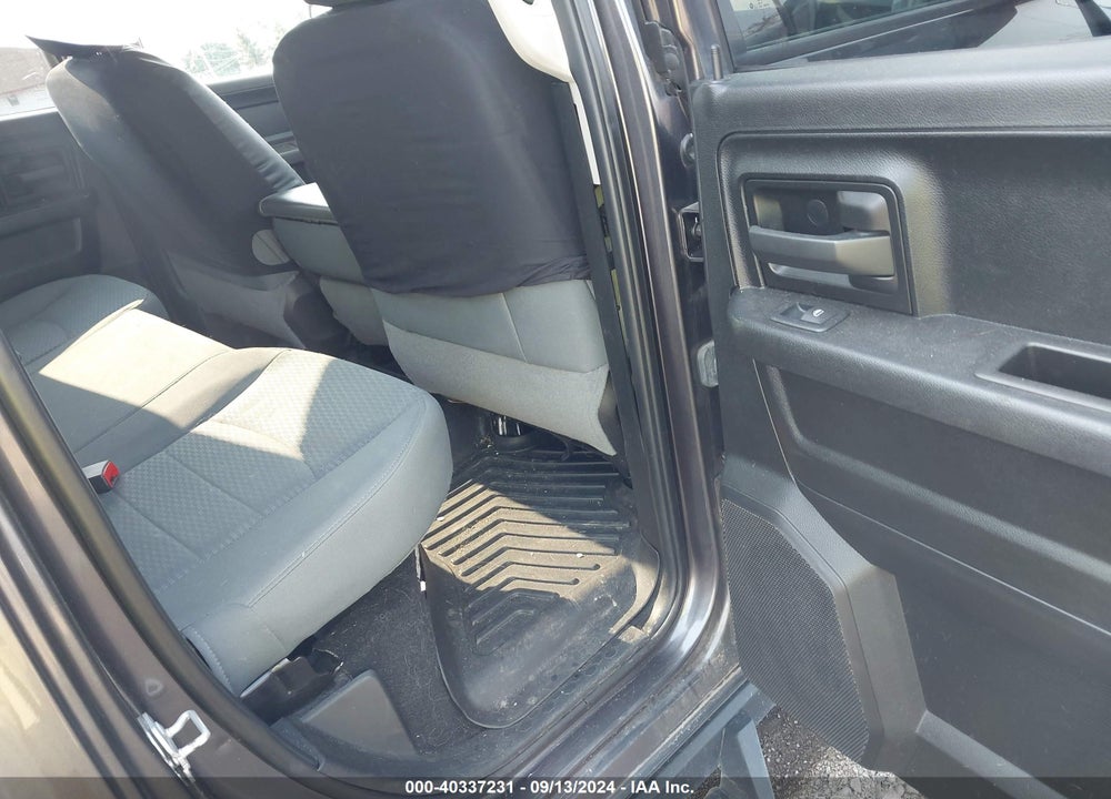 2019 RAM 1500 CLASSIC EXPRESS QUAD CAB 4X4 6'4 BOX VIN: 1C6RR7FT9KS517643
