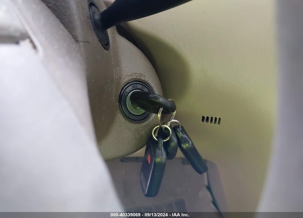 2008 TOYOTA COROLLA LE VIN: 1NXBR32E08Z014098