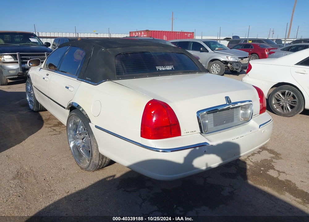 2003 LINCOLN TOWN CAR SIGNATURE VIN: 1LNHM82WX3Y674312