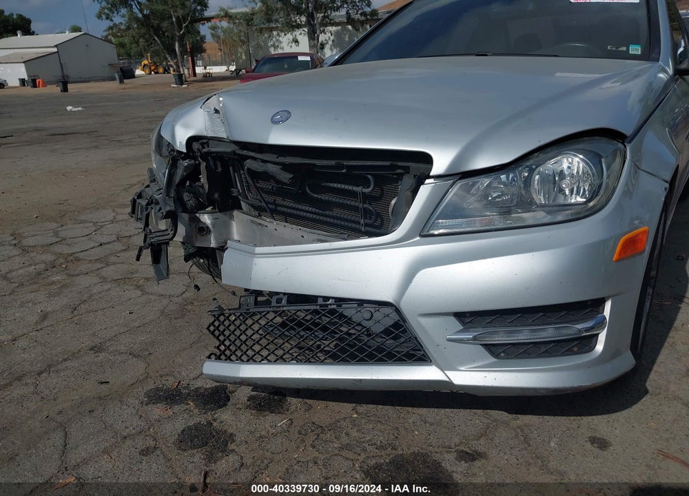 2014 MERCEDES-BENZ C 250 LUXURY/SPORT VIN: WDDGF4HB3ER305205