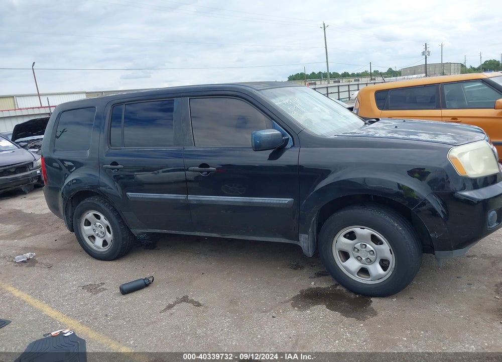 2011 HONDA PILOT LX VIN: 5FNYF4H20BB006562