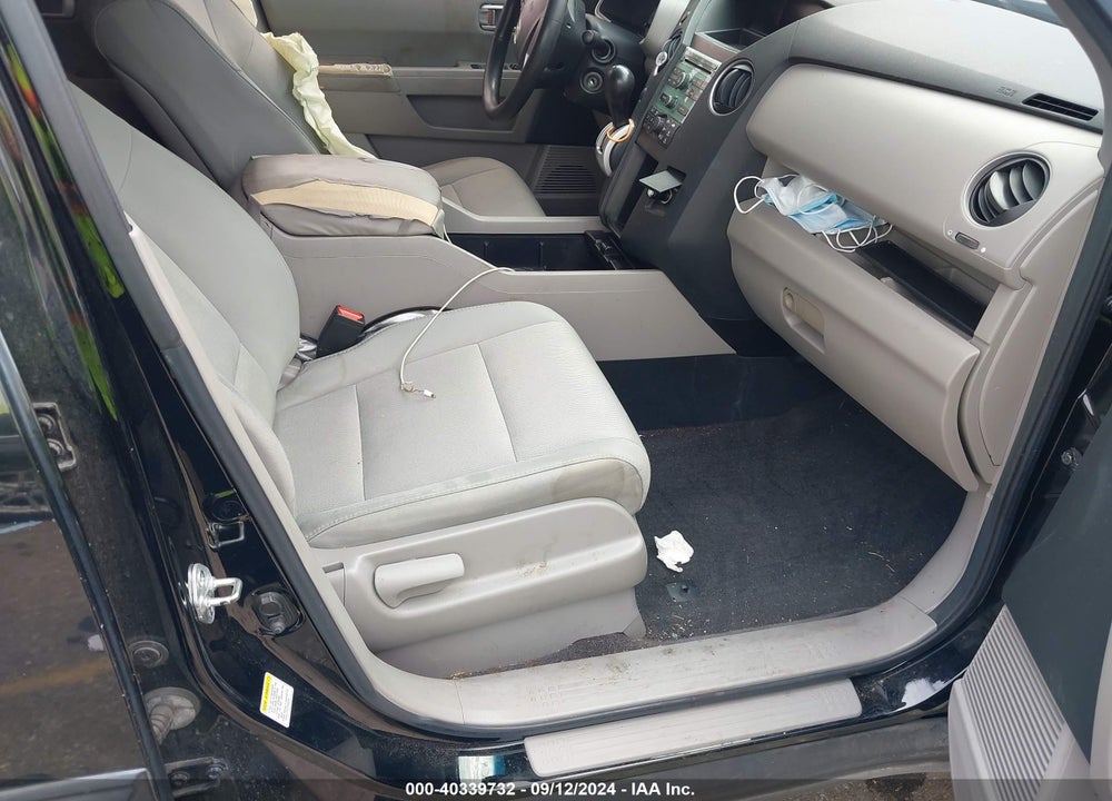 2011 HONDA PILOT LX VIN: 5FNYF4H20BB006562