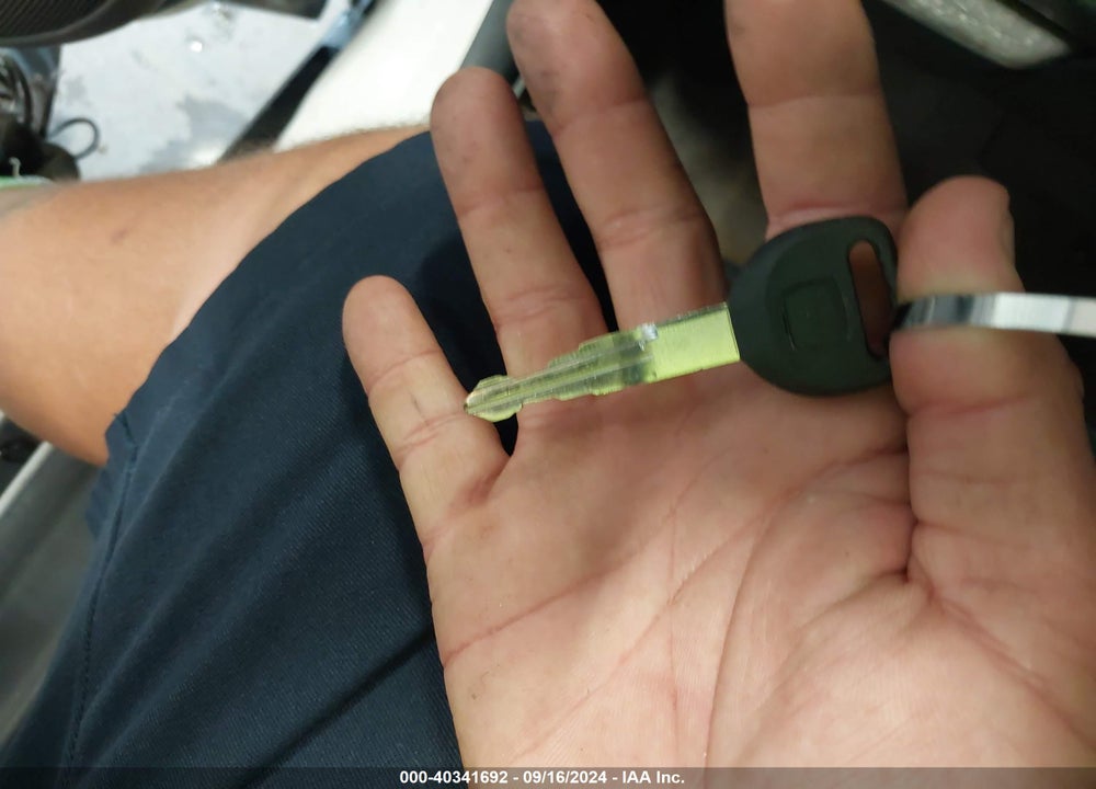 1998 HONDA CIVIC LX VIN: 2HGEJ6677WH611692
