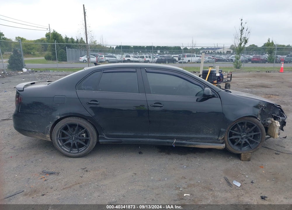 2010 VOLKSWAGEN JETTA TDI VIN: 3VWRL7AJ2AM089595