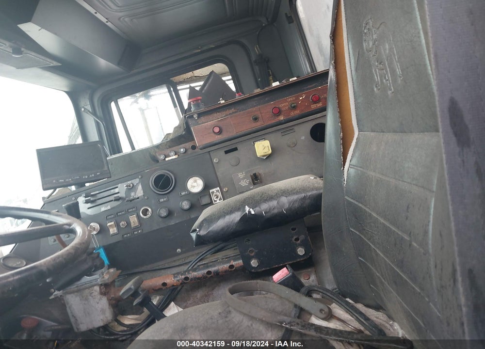 1998 MACK MR688S MR600 VIN: 1M2K195C6WM010607