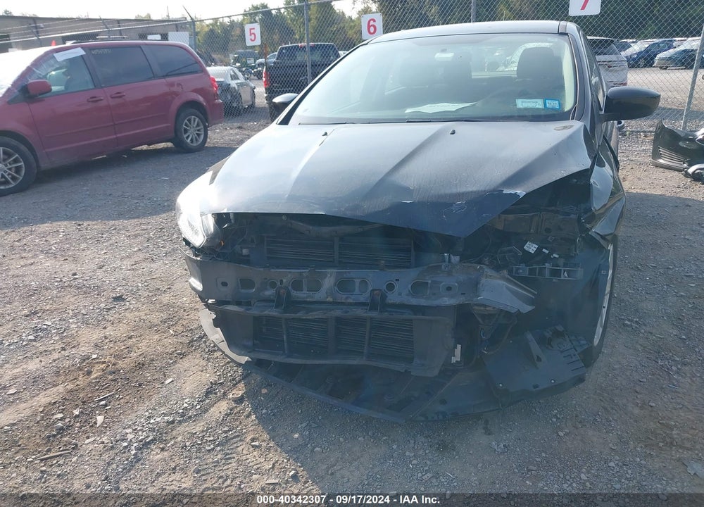 2018 FORD FOCUS SE VIN: 1FADP3F2XJL237575