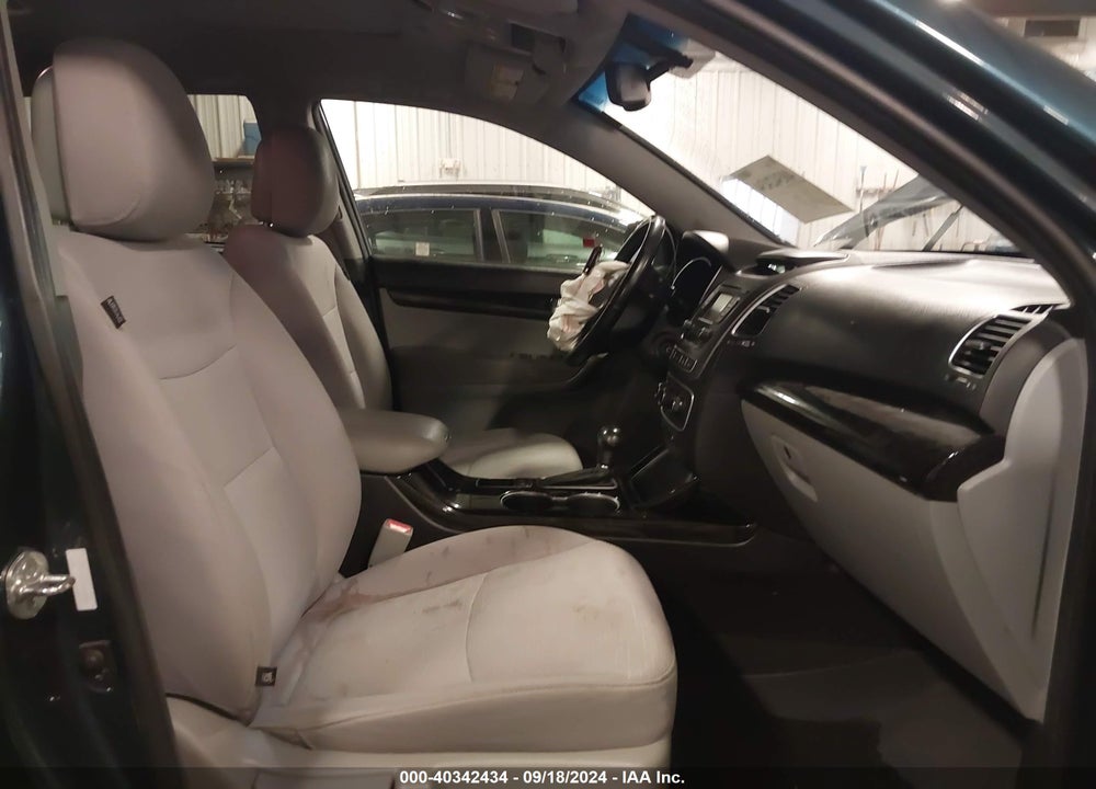 2014 KIA SORENTO LX VIN: 5XYKTCA62EG544960