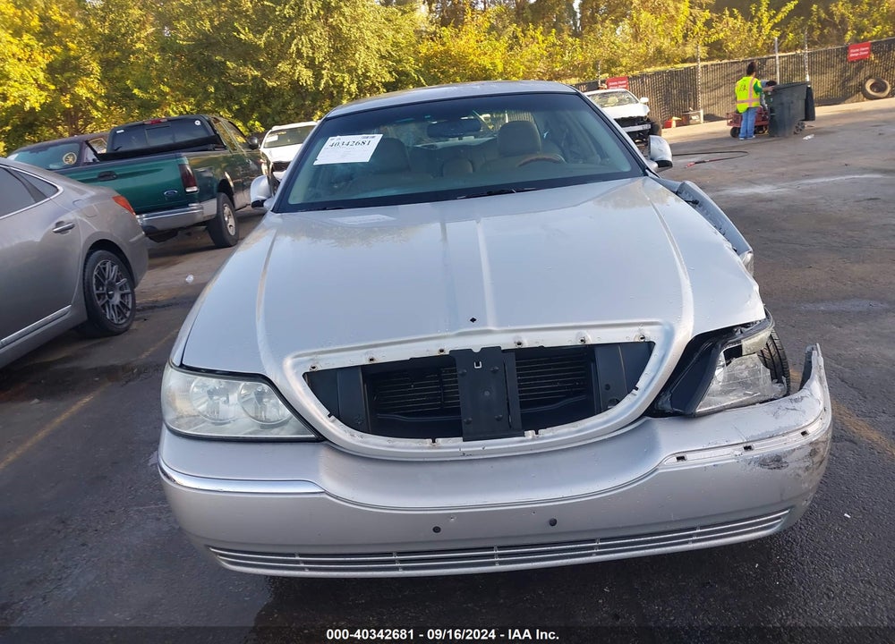2003 LINCOLN TOWN CAR EXECUTIVE VIN: 1LNHM81W53Y641137