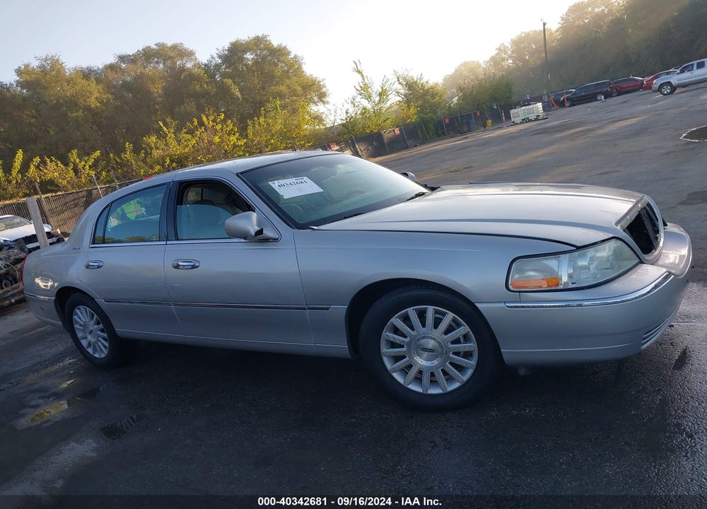 2003 LINCOLN TOWN CAR EXECUTIVE VIN: 1LNHM81W53Y641137