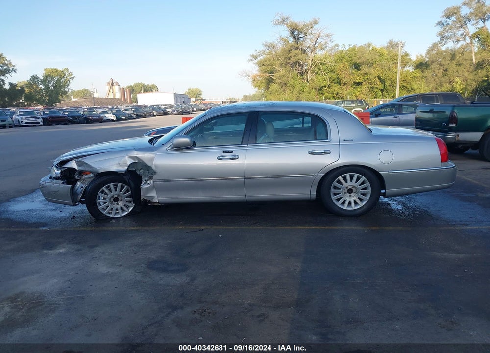 2003 LINCOLN TOWN CAR EXECUTIVE VIN: 1LNHM81W53Y641137