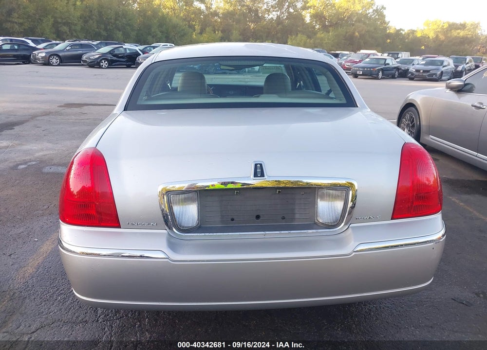 2003 LINCOLN TOWN CAR EXECUTIVE VIN: 1LNHM81W53Y641137