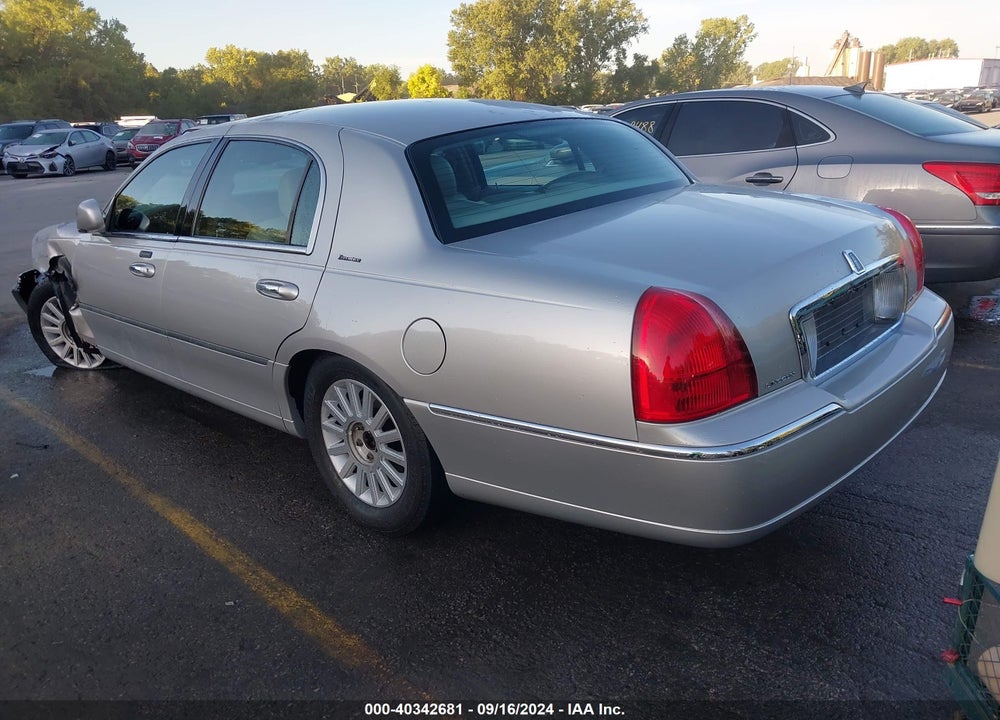 2003 LINCOLN TOWN CAR EXECUTIVE VIN: 1LNHM81W53Y641137