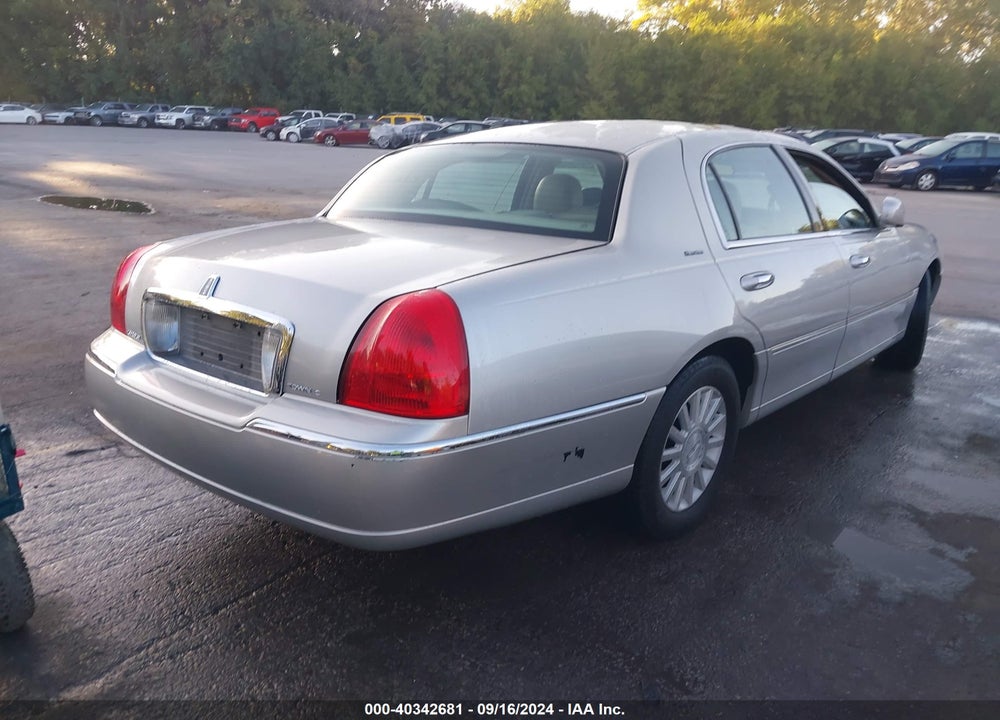 2003 LINCOLN TOWN CAR EXECUTIVE VIN: 1LNHM81W53Y641137