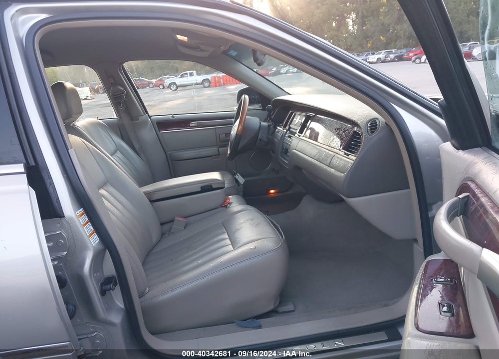 2003 LINCOLN TOWN CAR EXECUTIVE VIN: 1LNHM81W53Y641137