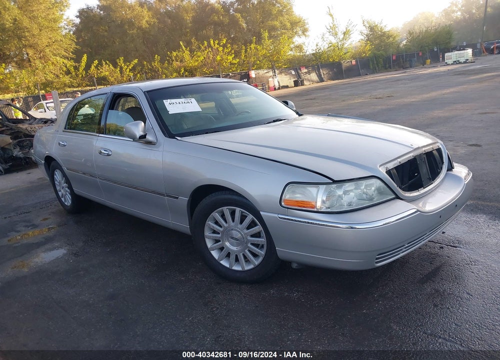 2003 LINCOLN TOWN CAR EXECUTIVE VIN: 1LNHM81W53Y641137