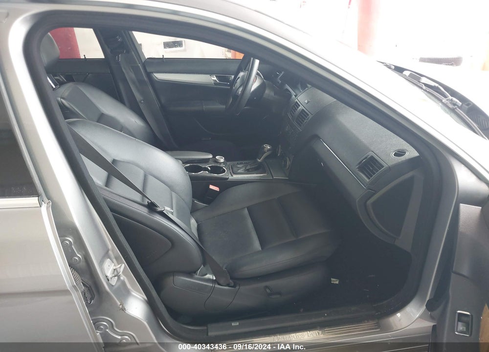 2010 MERCEDES-BENZ C 300 LUXURY/SPORT VIN: WDDGF5EB1AR109414