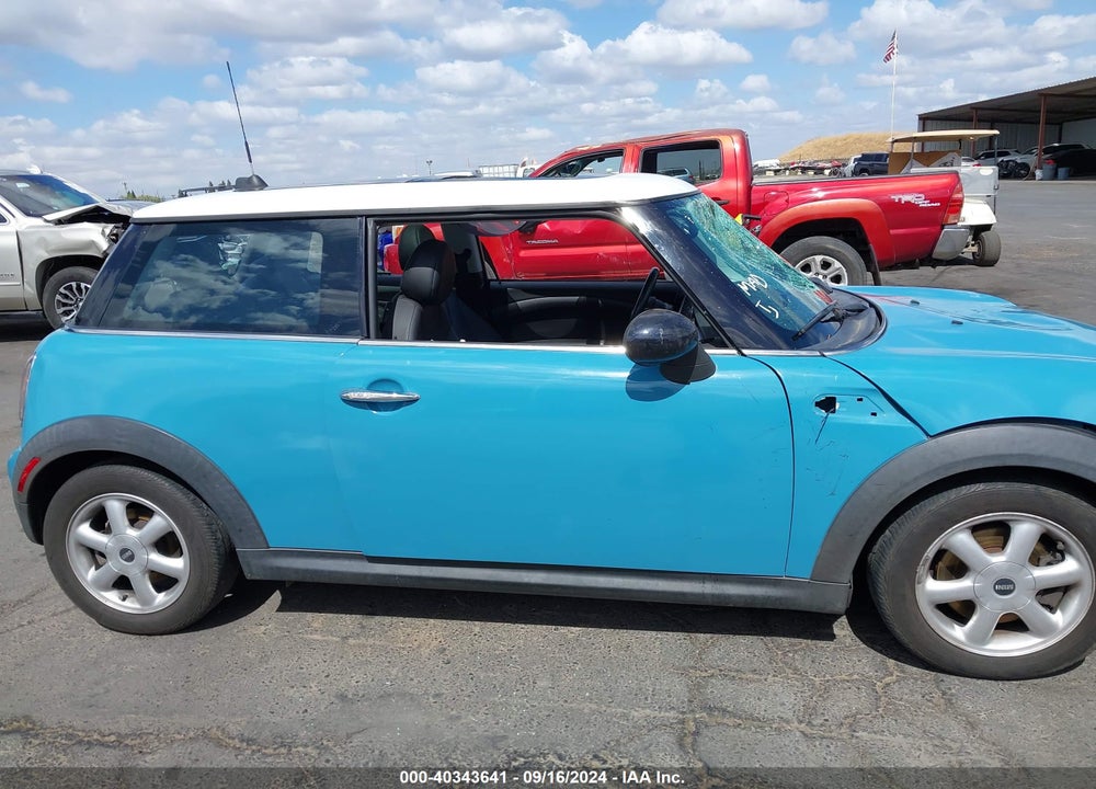 2009 MINI COOPER VIN: WMWMF33569TW78477