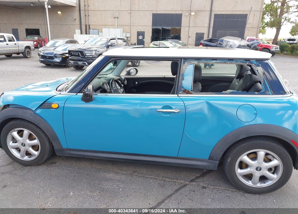 2009 MINI COOPER VIN: WMWMF33569TW78477
