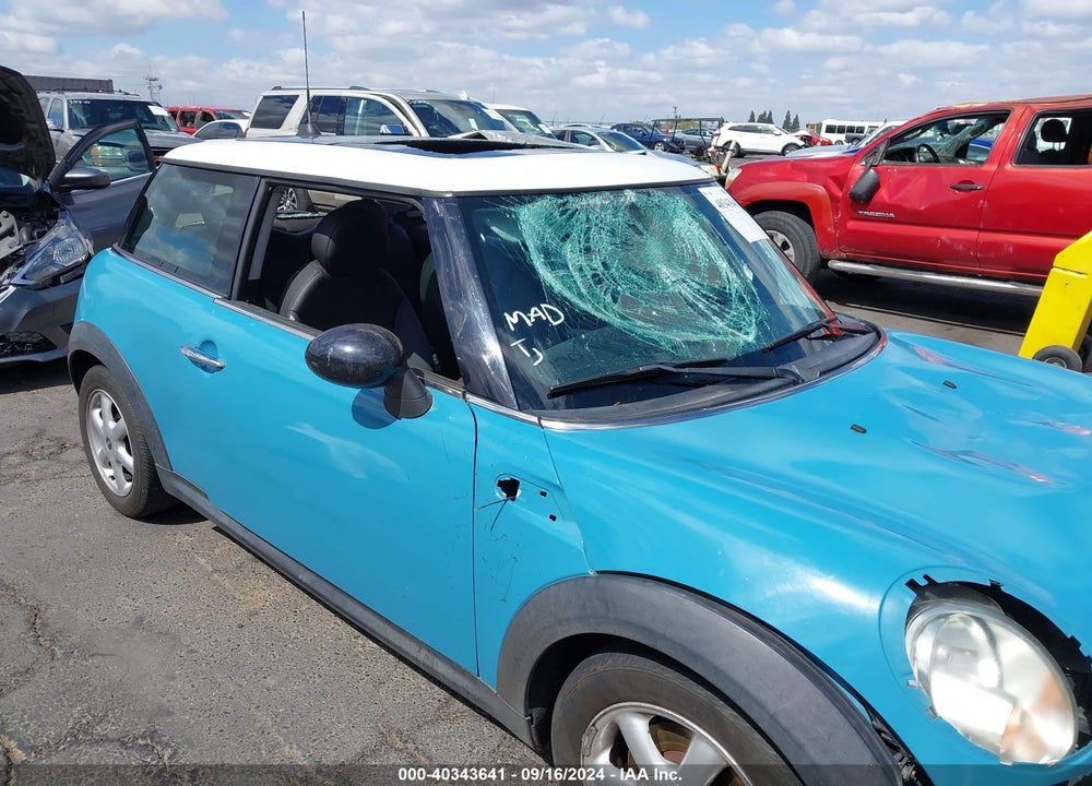 2009 MINI COOPER VIN: WMWMF33569TW78477