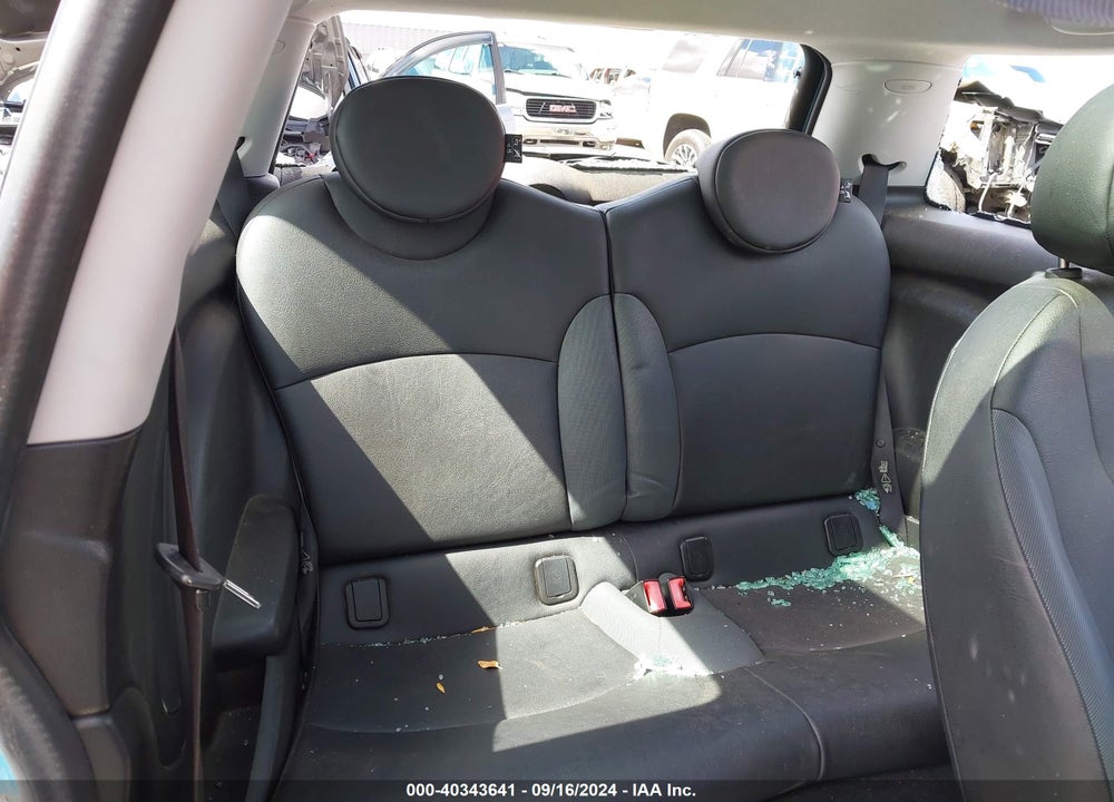 2009 MINI COOPER VIN: WMWMF33569TW78477