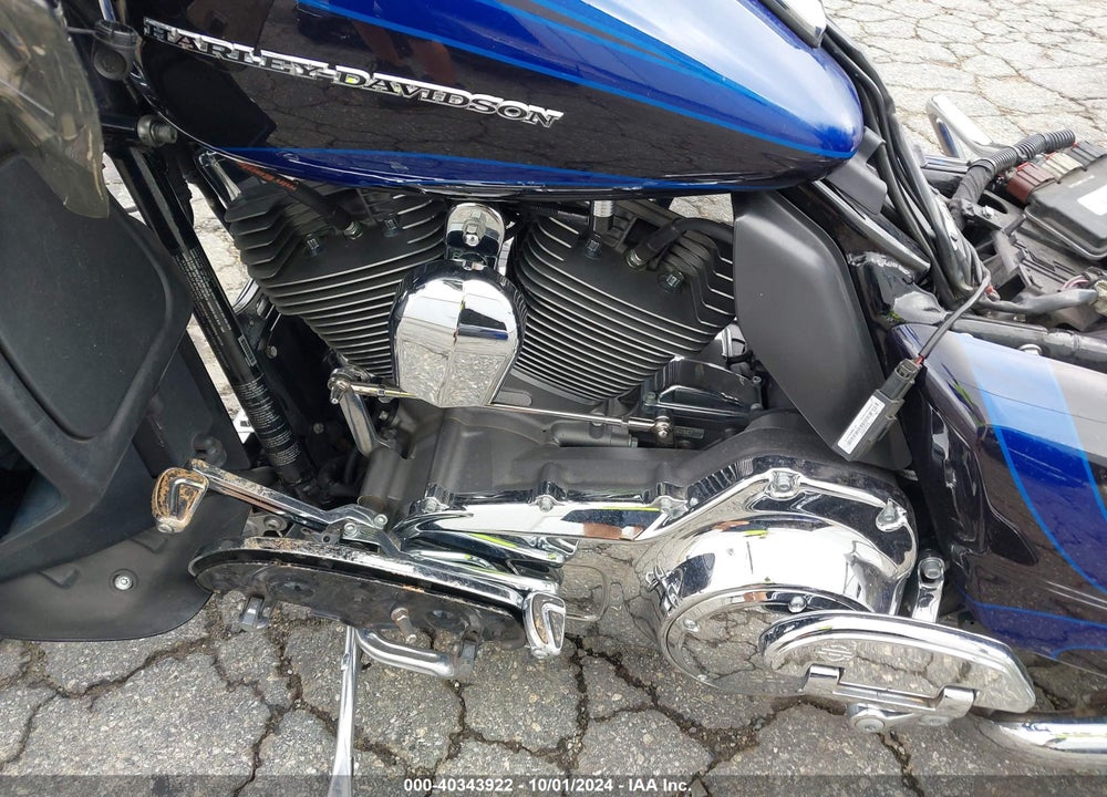2015 HARLEY-DAVIDSON FLTRUSE CVO ROAD GLIDE VIN: 1HD1TAN11FB962595