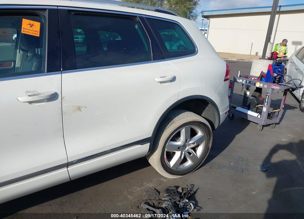 2011 VOLKSWAGEN TOUAREG VR6 LUX VIN: WVGFF9BP5BD006505