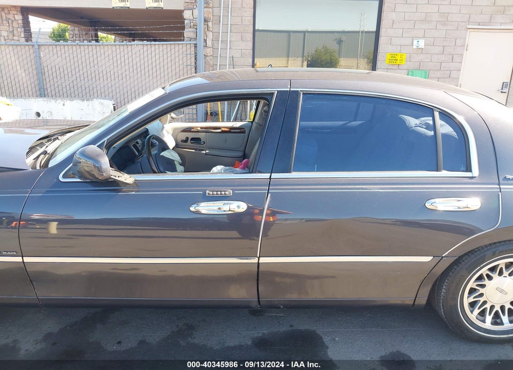 2001 LINCOLN TOWN CAR SIGNATURE VIN: 1LNHM82WX1Y679636