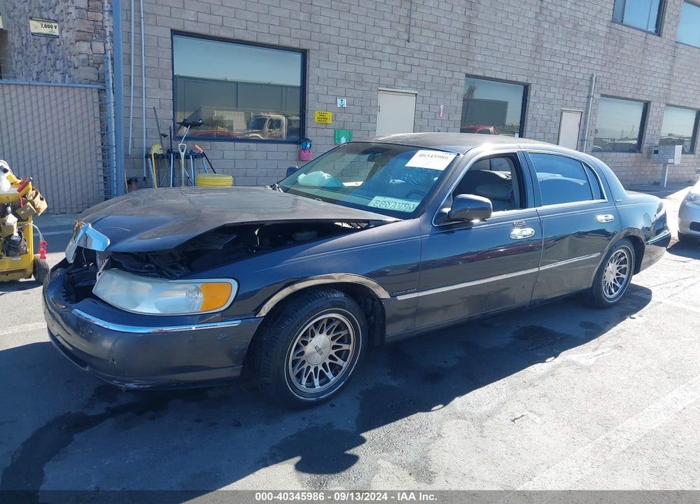 2001 LINCOLN TOWN CAR SIGNATURE VIN: 1LNHM82WX1Y679636