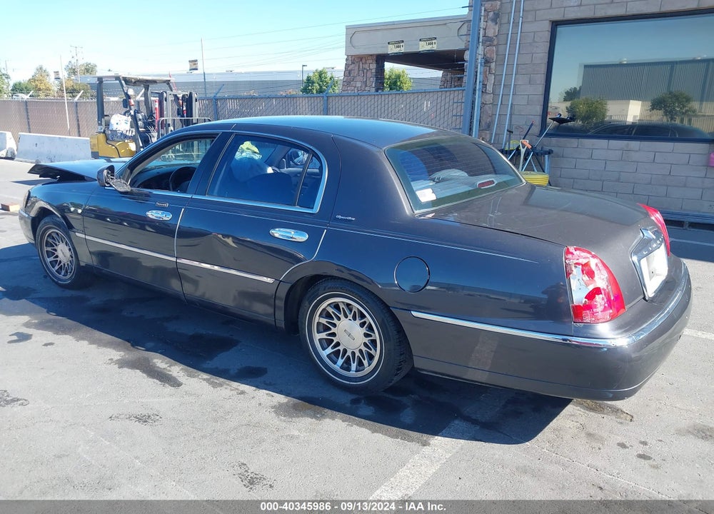2001 LINCOLN TOWN CAR SIGNATURE VIN: 1LNHM82WX1Y679636