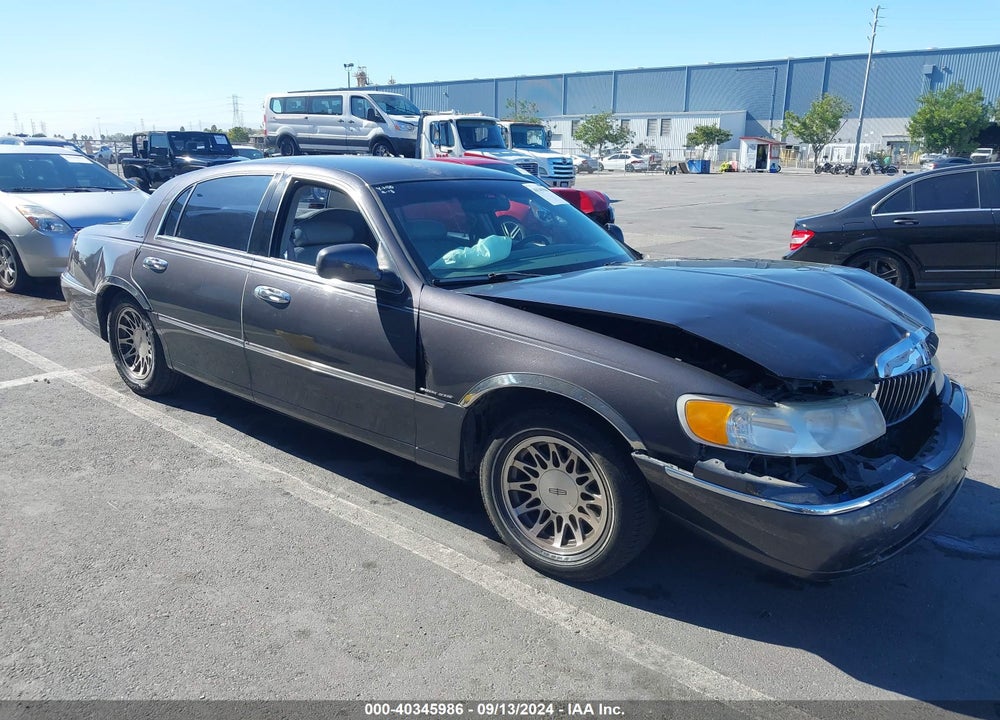 2001 LINCOLN TOWN CAR SIGNATURE VIN: 1LNHM82WX1Y679636