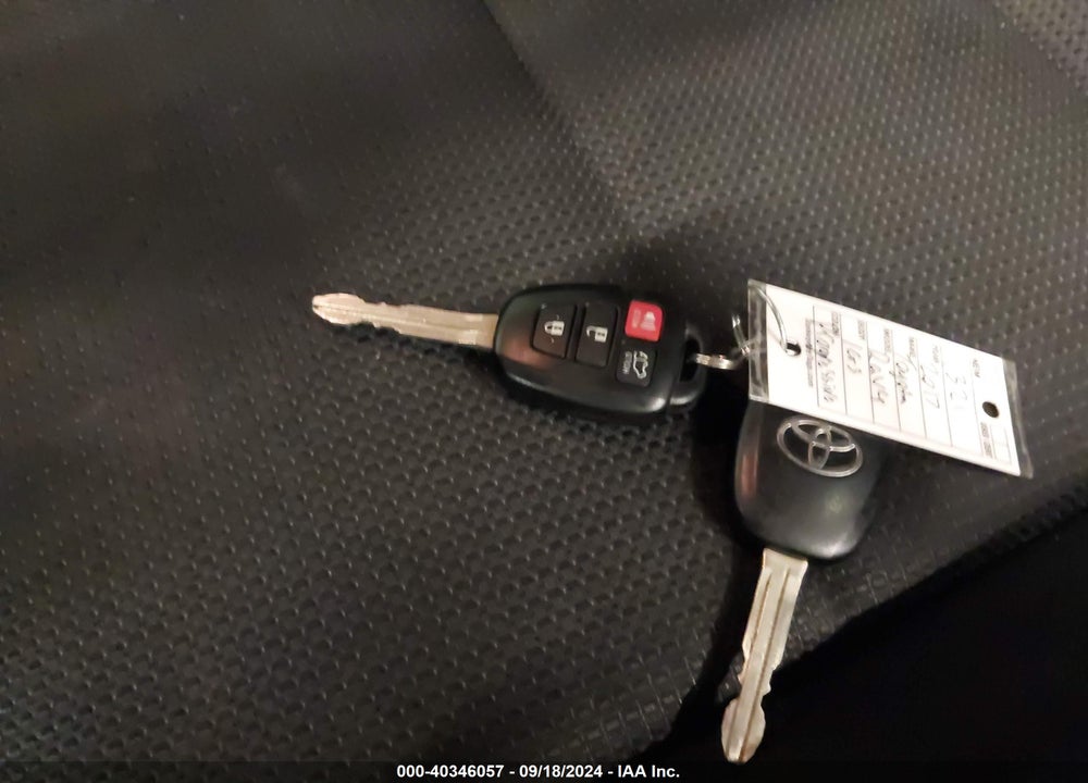 2017 TOYOTA RAV4 XLE VIN: 2T3RFREV0HW647875