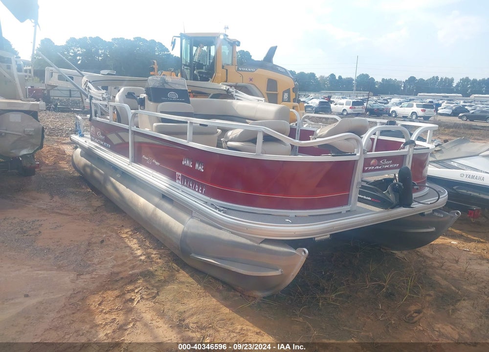 2018 TRACKER PONTOON BOAT AND MOTOR VIN: BUJ57422K718