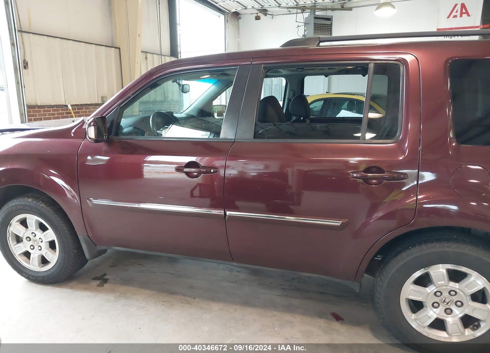 2011 HONDA PILOT TOURING VIN: 5FNYF3H91BB022888