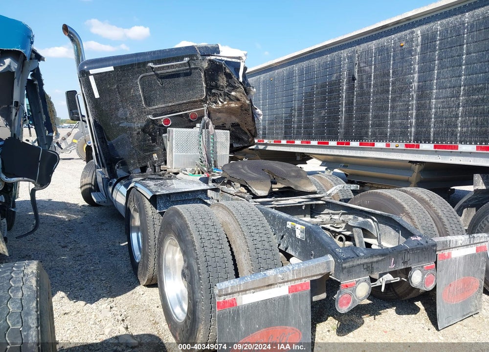 2017 PETERBILT 579 VIN: 1XPBDP9X9HD434989