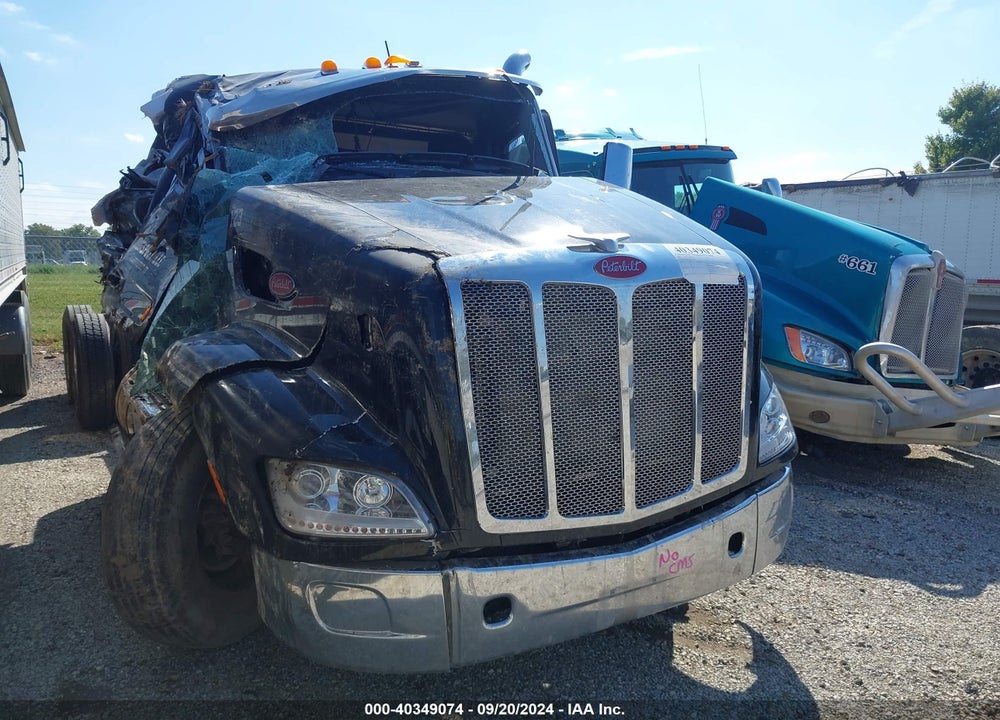 2017 PETERBILT 579 VIN: 1XPBDP9X9HD434989