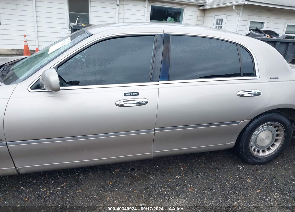 2002 LINCOLN TOWN CAR EXECUTIVE VIN: 1LNHM81W42Y653438