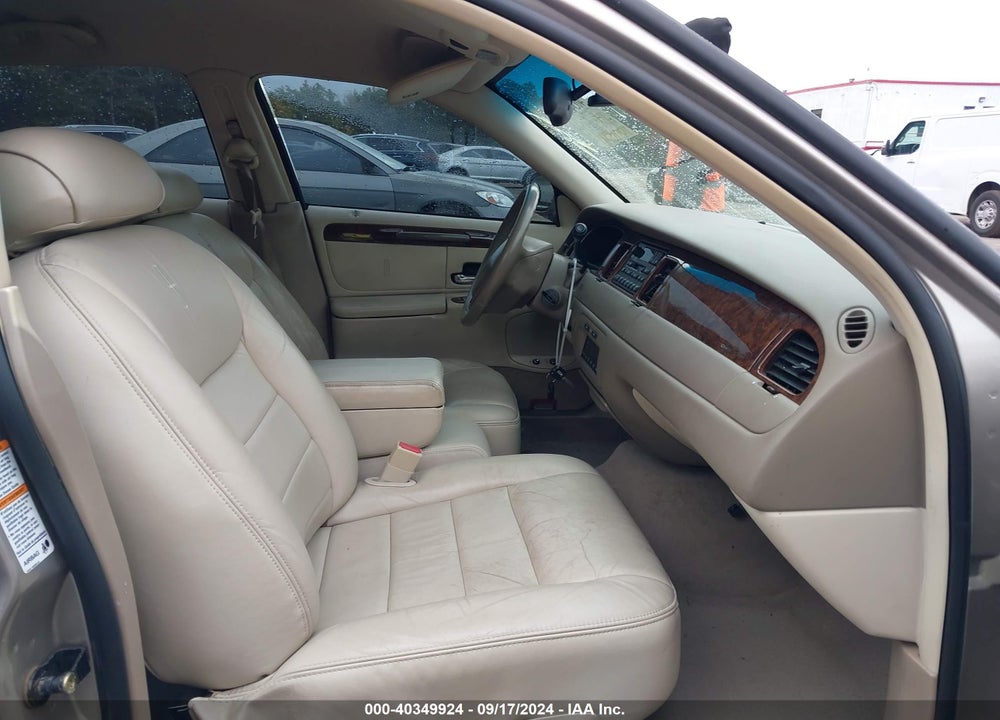 2002 LINCOLN TOWN CAR EXECUTIVE VIN: 1LNHM81W42Y653438