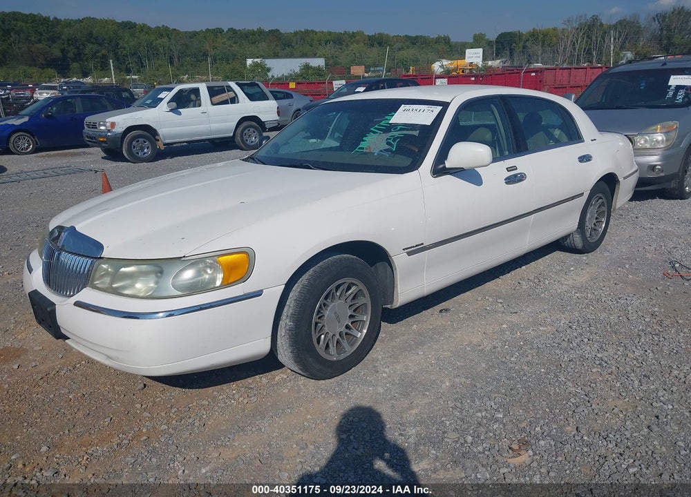 2001 LINCOLN TOWN CAR SIGNATURE VIN: 1LNHM82WX1Y722419