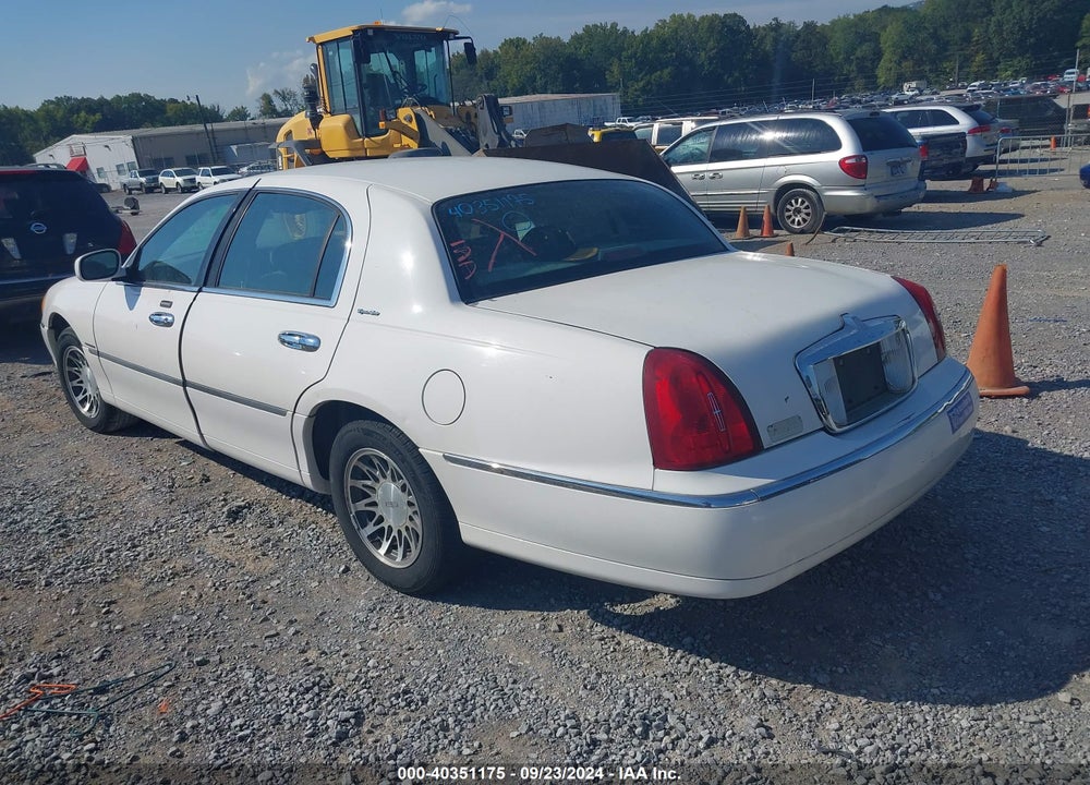 2001 LINCOLN TOWN CAR SIGNATURE VIN: 1LNHM82WX1Y722419
