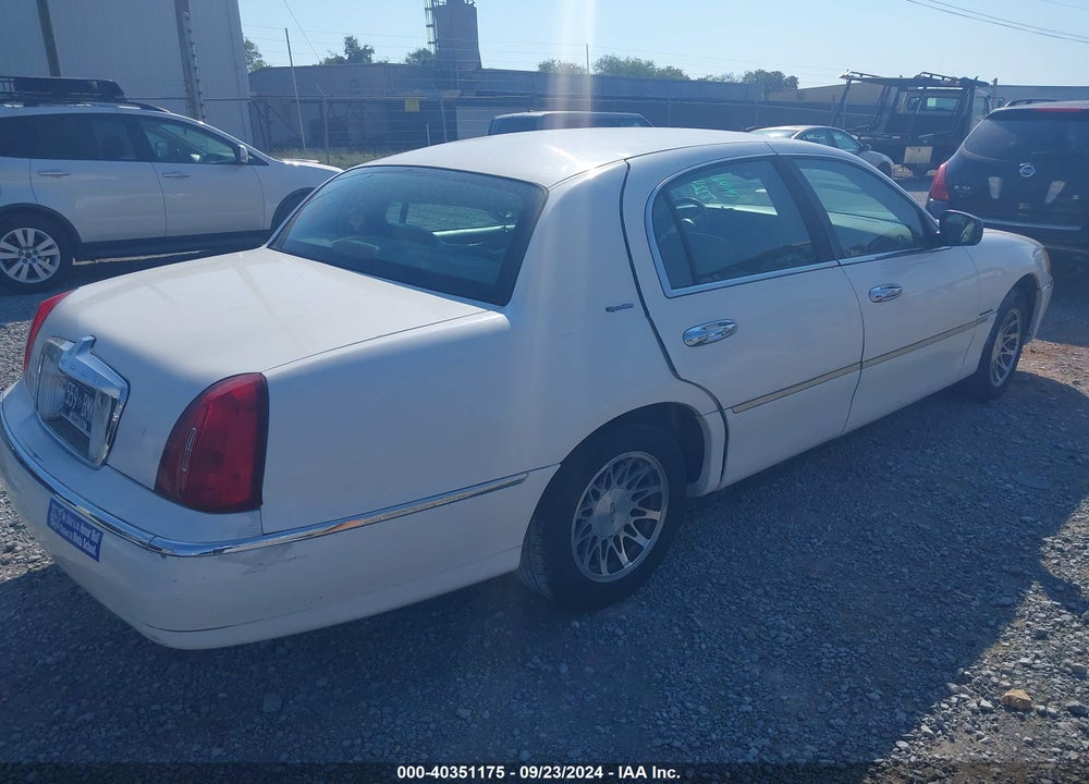 2001 LINCOLN TOWN CAR SIGNATURE VIN: 1LNHM82WX1Y722419