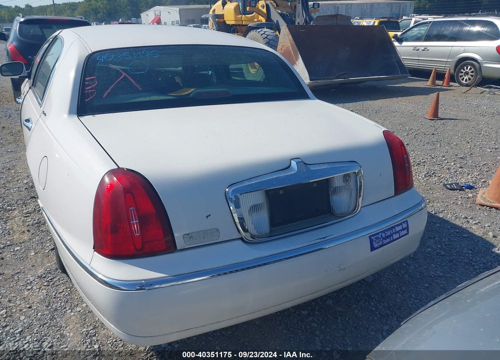2001 LINCOLN TOWN CAR SIGNATURE VIN: 1LNHM82WX1Y722419