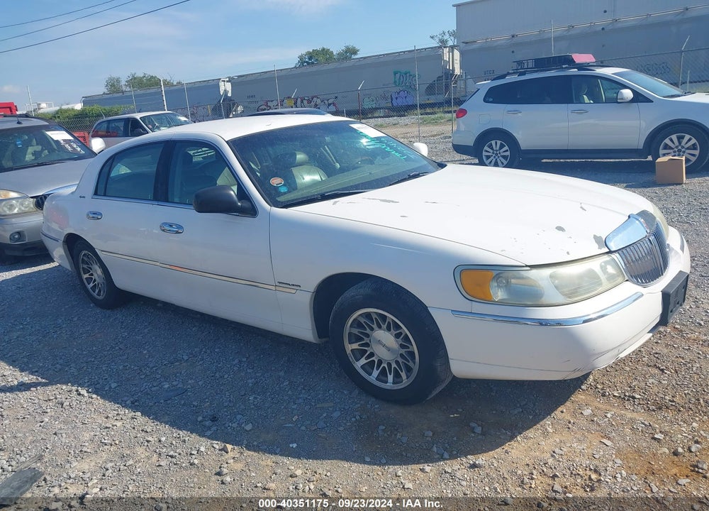 2001 LINCOLN TOWN CAR SIGNATURE VIN: 1LNHM82WX1Y722419