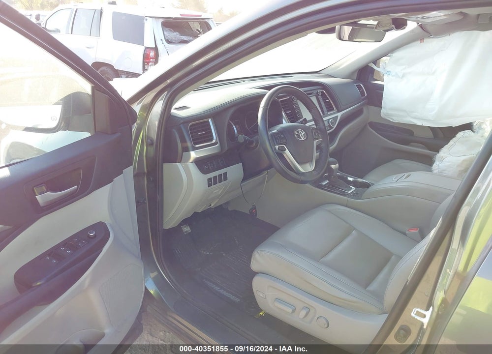 2019 TOYOTA HIGHLANDER XLE VIN: 5TDJZRFH3KS998544