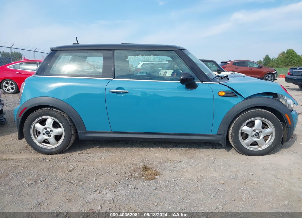 2009 MINI COOPER VIN: WMWMF33579TW78584