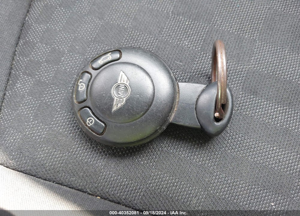 2009 MINI COOPER VIN: WMWMF33579TW78584