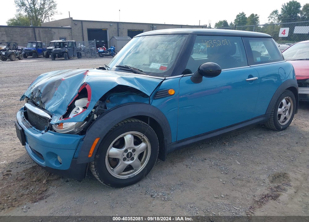 2009 MINI COOPER VIN: WMWMF33579TW78584