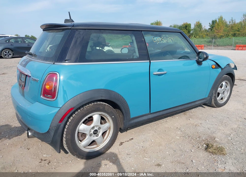2009 MINI COOPER VIN: WMWMF33579TW78584