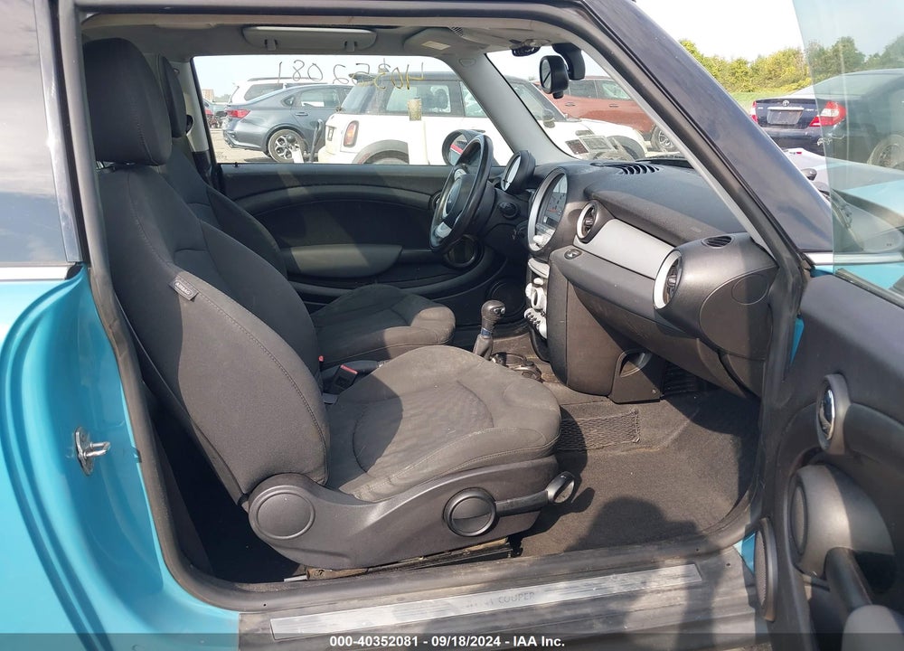 2009 MINI COOPER VIN: WMWMF33579TW78584