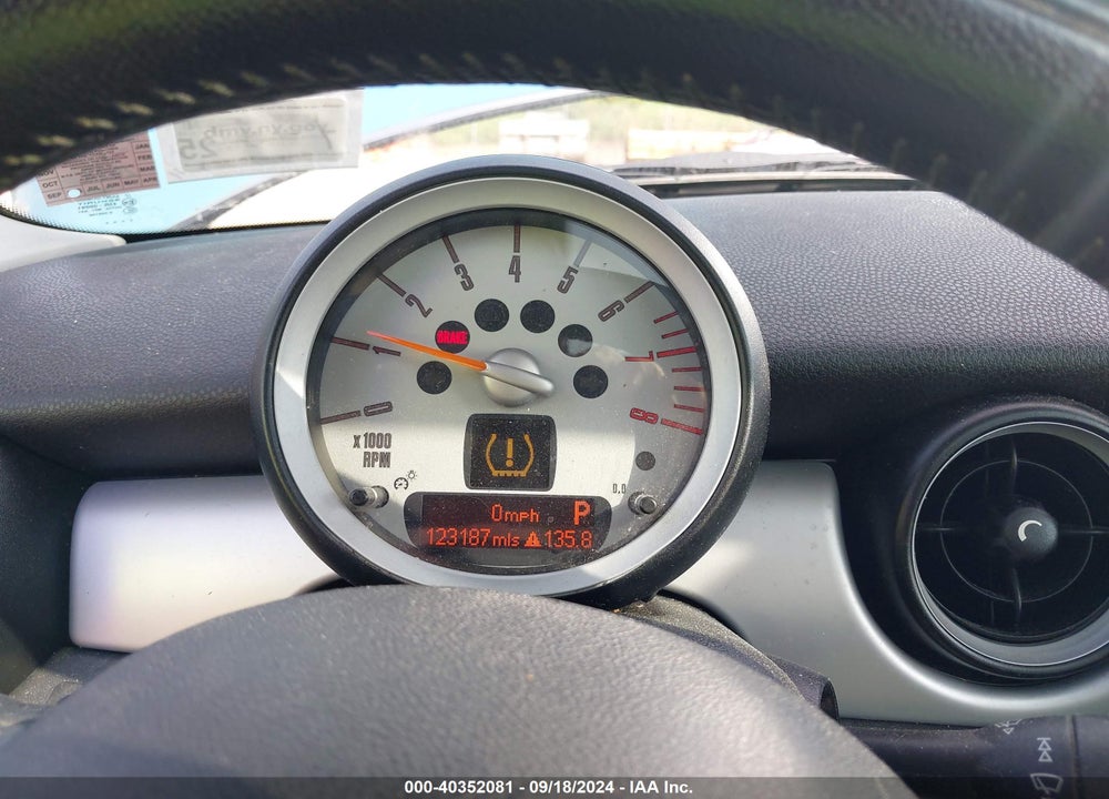 2009 MINI COOPER VIN: WMWMF33579TW78584