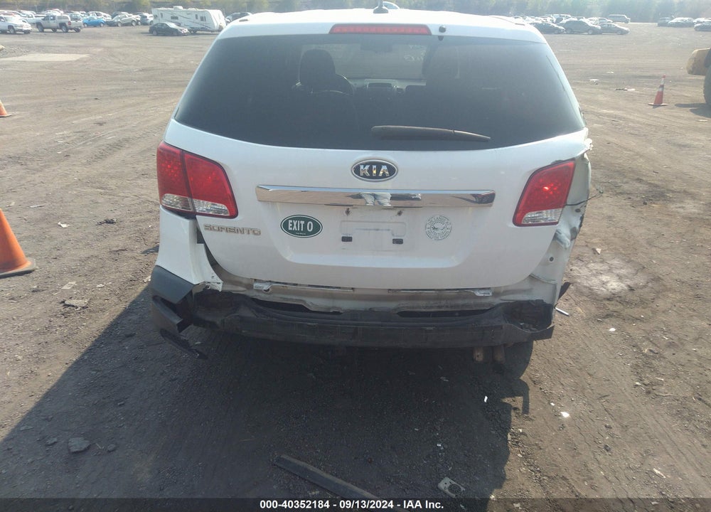 2011 KIA SORENTO LX VIN: 5XYKTCA15BG180470
